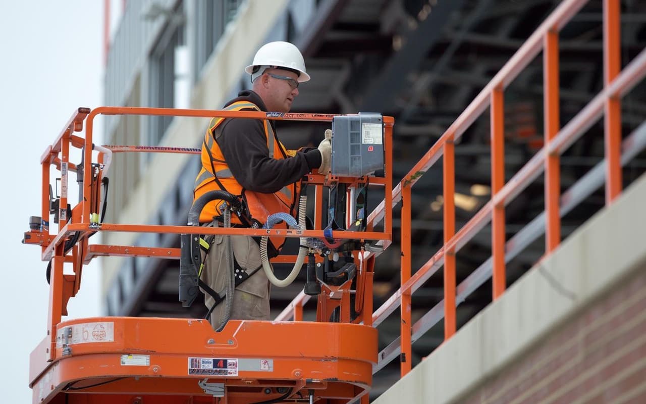 Hoogwerker in gebruik bij gevelonderhoud